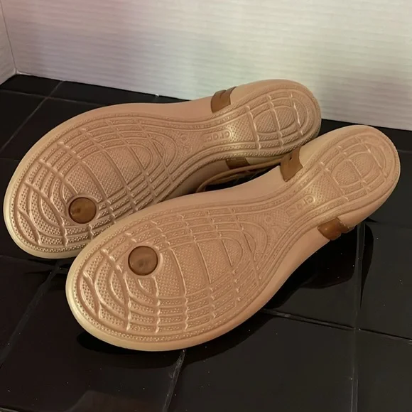 Crocs. Size 9 - Picture 3 of 3